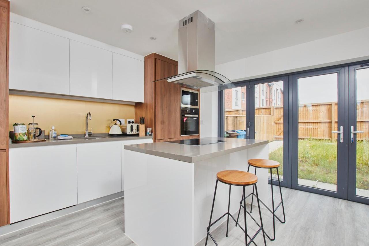 맨체스터 Fabulous 5 Bed House W Parking 빌라 외부 사진